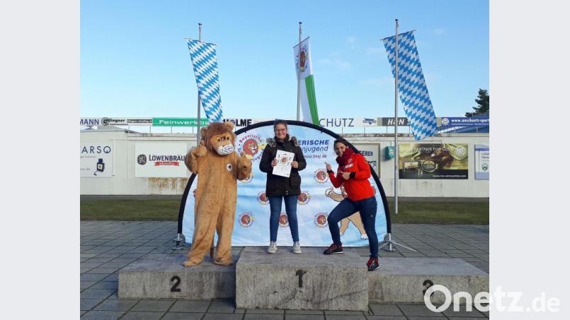 Paula Zant zusammen mit Maskottchen &quot;Guschu&quot; und Olympiasiegerin Monika Karsch bei der Siegerehrung. Bild: exb