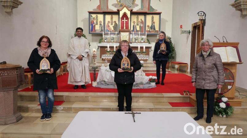 Pfarrer Joseph (hinten links) und Cilli Wittmann (vorne rechts) schickten beim Gottesdienst am Samstagabend das Gnadenbild auf die Reise. Silke Schraml, Monika Selch und Adelheid Freifrau von Gemmingen-Hornberg (von links) waren die Ersten, die ein Gnadenbild mit nach Hause nehmen durften. Bild: bsc