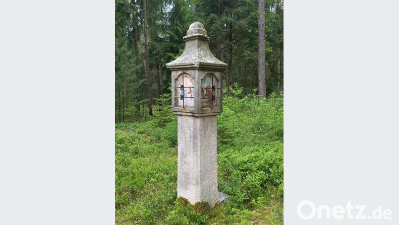 Auf dem Marterl aus Sandstein ist zu lesen: "Diese Bildsäule wurde aus Jägersnot 1837 vom Revierförster Joh. Angerer gestiftet." Bild: E. Hoffmann