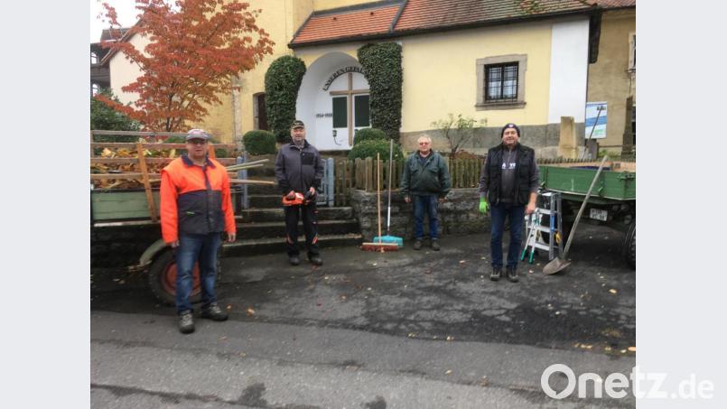 Der OWV Thanhausen pflegt seit vielen Jahren das Ehrenmal in der Ortschaft Thanhausen – auch in Corona-Zeiten. Im Bild: (von links) Alois Sladky, Josef Hecht, Hubert Schwamberger und OWV-Vorsitzender Bernd Schwamberger. Bild: rdh