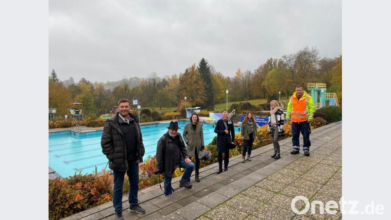Constantin-Produktionschef Rüdiger Böss (mitte) nimmt mit seinem Team einen strahlenden Eindruck vom Pleysteiner Freibad mit – trotz des trüben Wetters. Bürgermeisters Reiner Rewitzer (links) sowie Bademeister Hubert Rewitzer und Vize-Bürgermeisterin Andrea Lang (von rechts) stehen dem neuen Filmprojekt „sehr aufgeschlossen“ gegenüber. Bild: cf