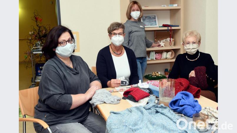 Mit Handarbeiten etwas Gutes tun wollen (von links nach rechts) Inge Plößner, Hospizleiterin Susanne Wagner, Sabine Dachauer und Gerda Striegl. Die selbst hergestellten Sachen können im Hospiz Sankt Felix gegen eine Spende erworben werden. Bild: Gabi Schönberger