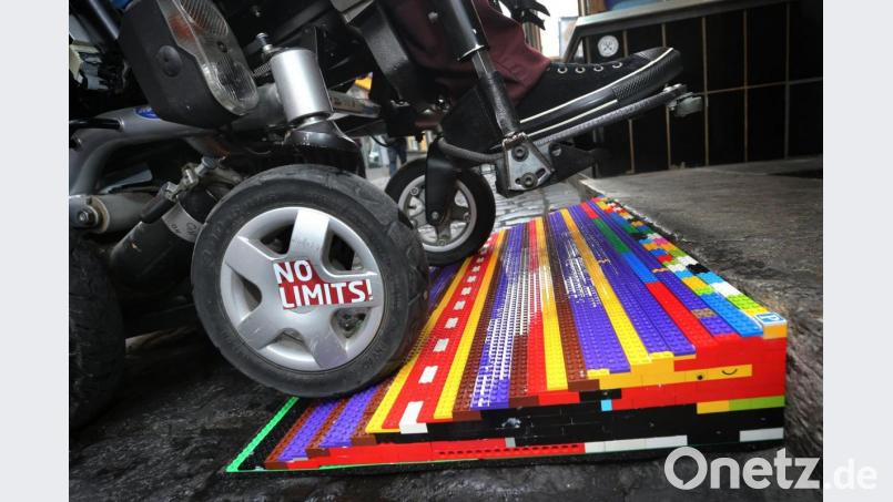 Ein Rollstuhlfahrer fährt über eine Lego-Rampe. Foto: Karl-Josef Hildenbrand/dpa/Archivbild Bild: Karl-Josef Hildenbrand