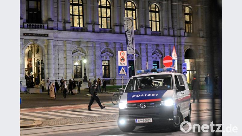 Besucher verlassen nach dem Terrorangriff einer Vorstellung das Burgtheater am abgesperrten Ring. Bei einem Terrorangriff in der Wiener Innenstadt sind am Abend mehrere Menschen getötet und verletzt worden. Die Attacke von Wien geht nach den Worten von Österreichs Innenminister Nehammer auf das Konto mindestens eines islamistischen Terroristen. Foto: Herbert Neubauer/APA/dpa +++ dpa-Bildfunk +++ Bild: Herbert Neubauer