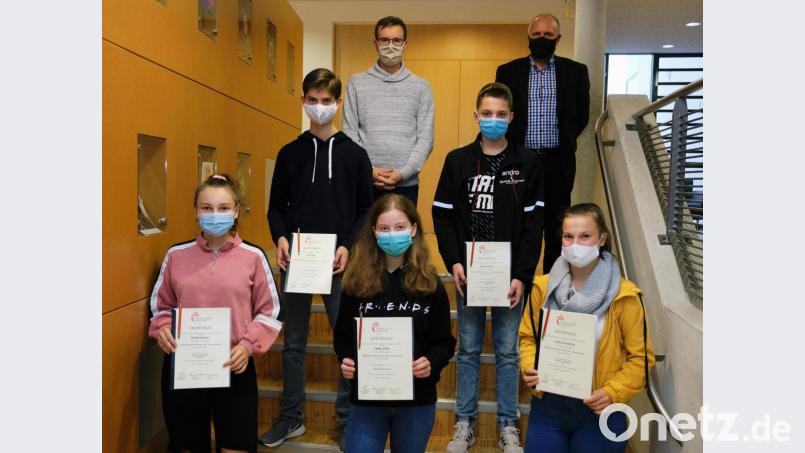 Stellvertretend für das Freiwilligen-Zentrum Bayreuth überreichen Schulleiter Peter Schobert (rechts oben) und Kontaktlehrer Michael Horn den engagierten Jugendlichen die Zertifikate für das Freiwillige Soziale Schuljahr. Bild: do