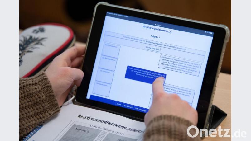 Arbeiten mit dem I-Pad im Unterricht und bei den Hausaufgaben: Dank eines Förderprogrammes können dies an der Grund- und Mittelschule Pressath auch bald Kinder und Jugendliche aus sozial schwachen Familien. Symbolbild: Sebastian Kahnert/dpa