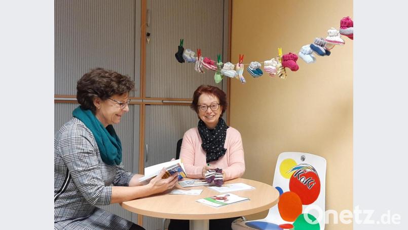 Pia Kürschner und Marianne Fütterer (von links) gehen die Babysocken aus. Sie brauchen dringend Nachschub. . Archivbild: Landratsamt Tirschenreuth, KoKi/exb