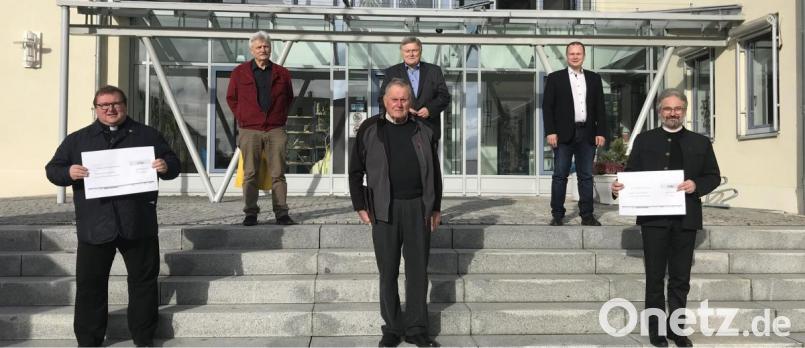Je 2700 Euro aus dem verbliebenen Vereinsvermögen erhielten die beiden Pfarrer Sven Grillmeier (vordere Reihe, links) und Dirk Grafe (vordere Reihe, rechts) aus den Händen von Rudolf Richter (vordere Reihe, Mitte). Mit bei der Übergabe dabei waren die beiden Kassenprüfer Franz Schmidt und Manfred Porsch sowie Bürgermeister Christian Porsch (hintere Reihe, von links). Bild: Gemeinde Speichersdorf/exb
