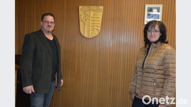 Neue Seniorenbeauftragte der Gemeinde Pechbrunn ist Ramona Zeitler. Bürgermeister Stephan Schübel freut sich riesig, dass die Suche erfolgreich war und sprach von einer hochkarätigen Besetzung. Die 53-jährige dreifache Mutter tritt die Nachfolge des verstorbenen Josef Menges an. Bild: jr