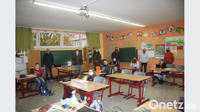 Vorgestellt wurde die Investition in die Digitalisierung von Rektorin Andrea Schiml (rechts), den Schülern und ihrem Lehrer Peter Sangl (im Hintergrund links). Davon ein Bild machten sich (ab Zweiter von links) Michael Dutz (Zweiter Bürgermeister Wiesau) sowie die Rathauschefs Wolfgang Braun (Fuchsmühl) und Matthias Grundler (Falkenberg), zudem Anita Weber-Tretter von der Gemeindeverwaltung Wiesau. Bild: wro