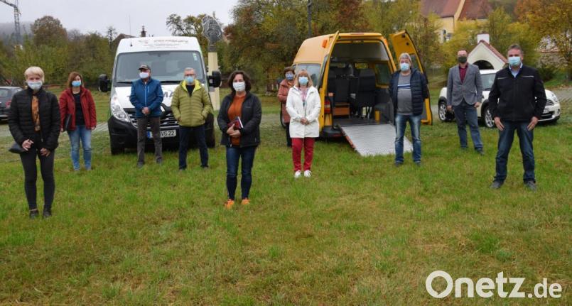 Königsteiner und Hirschbacher Kommunalpolitiker holen sich in Hohenburg Informationen zum Seniorenshuttle. Von links Karin Hiltel, Zweite Bürgermeisterin Doris Lehnerer, Andreas Brunner, Hans Rüppel, Michaela Ertl-Linhard, Stilla Gradl, Regina Armbruster, Horst Pirner, Bürgermeister Florian Junkes und Bürgermeister Hermann Mertel. Bild: bö