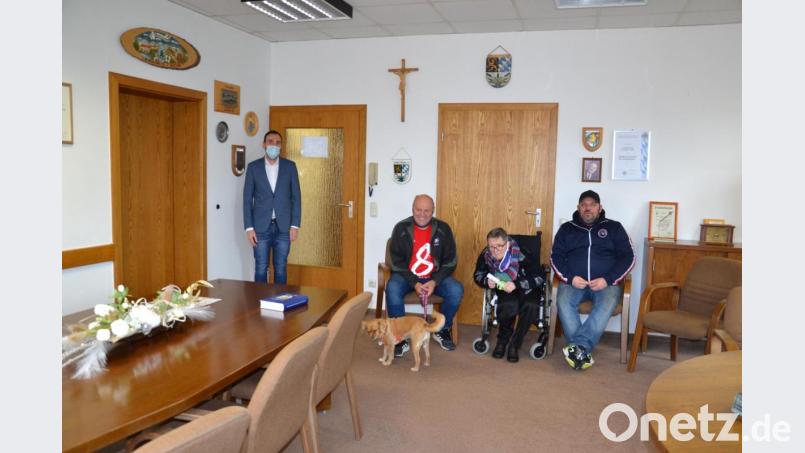 Bürgermeister Armin Bulenda konnte das Ehepaar Wolfgang und Rosemarie Winkler für den 40. Aufenthalt und Sohn Thorsten Winkler für den 25. Aufenthalt (von links) ehren und danke sagen. Bild: gi