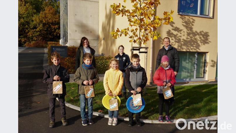 Bürgermeister Erich Meidinger (hinten rechts) und Jugendbeauftragte Julia Meidinger (hinten links) mit den Kindern, die an den meisten Aktionen in den Sommerferien teilgenommen haben und dafür tolle Preise erhalten. Bild: wec