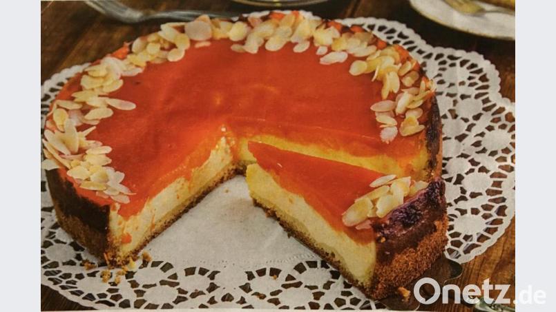 Ihren Mandarinen-Schmandkuchen verziert Elvira Jäger mit gehobelten Mandelblättchen. Bild: Elvira Jäger /exb