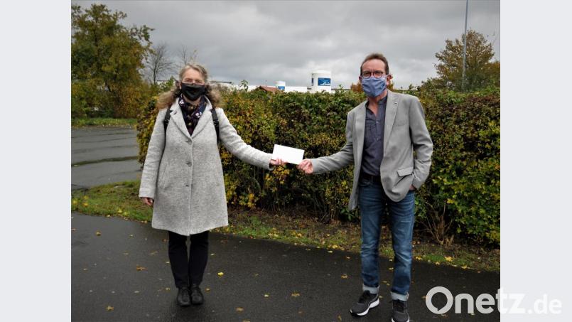 Hannelore Haberzett freute sich sehr über das Geld, das Wolfgang Horn aus dem Erlös seiner Spendenaktion an die Heimleiterin für das Kinderheim St. Elisabeth überreichen konnte. Bild: ubb