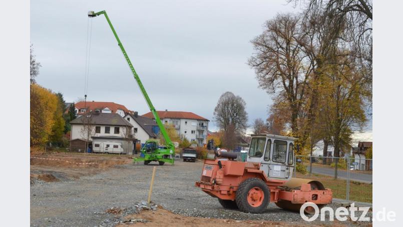 An Kemnather Straße baut das Wohnungs- und Siedlungswerk der Diözese Regensburg 32 neue Wohnungen. Die Arbeiten laufen. Bild: Benkhardt