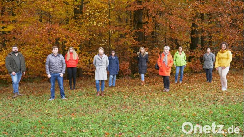 Rehkitzrettung Amberg-Sulzbach e.V. stellt sich vor (von links): Stefan Frank, Raphael Lorenz, Selina Kunisch, Melanie Grab, Leokardia Schwab, Katharina Pfanstel, Klaudia Friedl, Doris Bürner, Irina Kryazev und Susanne Kunisch. Bild: Raphael Lorenz/exb