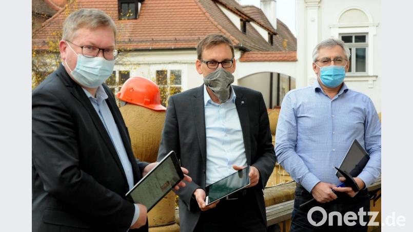 Der Bauhelm auf der Brüstung des Rathaus-Balkons, die Tablets in der Hand: Symbolisch machen (von links) OB Michael Cerny, Kämmerer Jens Wein und Josef Weigert, Leiter des Haushalts- und Steueramts, den Etatentwurf für 2021 vorstellten. Bild: Stephan Huber