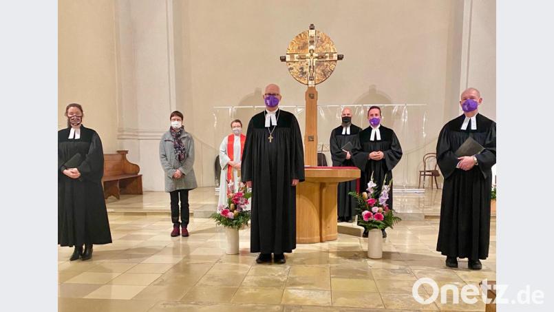 Bei der Feier in der Paulanerkirche noch vor dem zweiten Lockdown (von links): Pfarrerin Julia Sollinger; Kirchenvorsteherin Hannelore Häring; Diakonin Veronika Fleps; Regionalbischof Klaus Stiegler; Pfarrer David Scherf; Pfarrer Stefan Von Links: Pfarrerin Sollinger, Hannelore Häring, Diakonin Fleps, Regionalbischof Stiegler, Pfarrer Dr. Scherf, Pfarrer Fischer und Pfarrer Arweck, Bild: wku