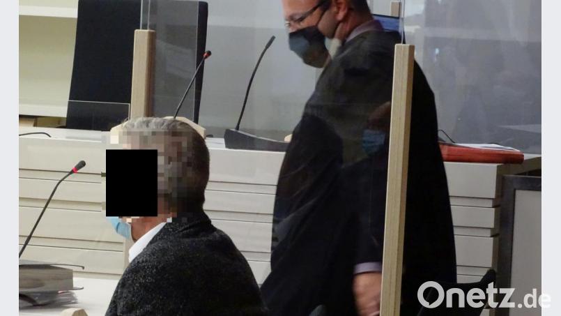 Getrennt durch die Coronascheibe. Der mutmaßliche Brandstifter (links) und sein Verteidiger Jörg Jendricke. Über den Anwalt hat der Angeklagte die Taten weitgehend eingeräumt. Bild: Houschka