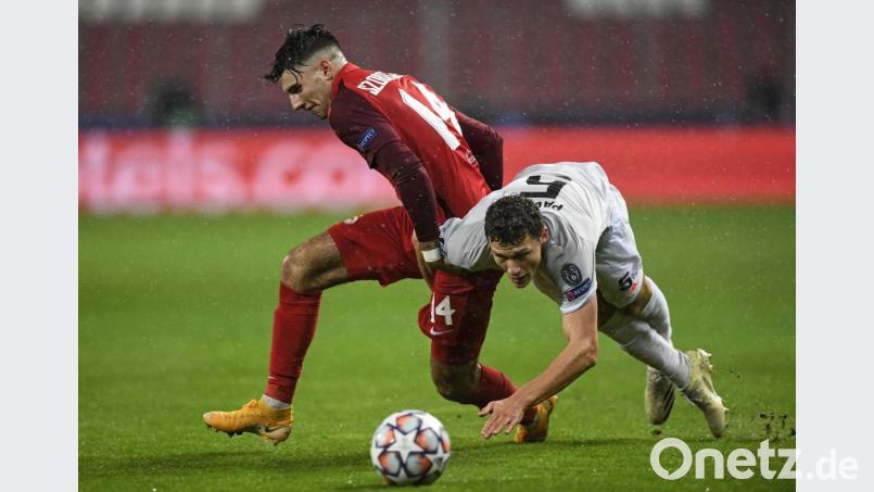 Dominik Szoboszlai (links) von RB Salzburg kämpft gegen Bayerns Rechtsverteidiger Benjamin Pavard um den Ball. Bild: Andreas Schaad/dpa