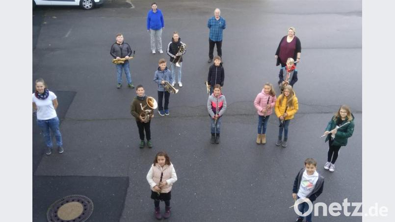 Einige Musiker der Werkvolkkapelle Schlicht haben das Juniorabzeichen erworben: Sophia Luber, Victoria Luber und Theresa Streit (alle Klarinette), Leonie Lehner und Franziska Weiß (beide Querflöte), Dennis Dotzler, Sebastian Erras und Simon Schärtl (alle Flügelhorn/Trompete), Maximilian Kohl (Bariton), Lea Rittner (Posaune), Marlon Winkelmaier (Schlagzeug) und Pascal Ertl (Saxofon). Bild: sak