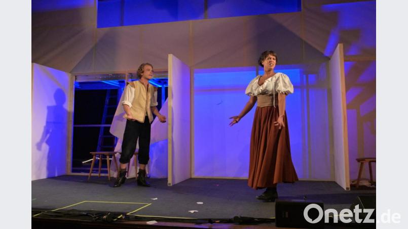 Die LTO-Aufführungen des romantischen Dramas „Cyrano de Bergerac“ werden im Dezember fortgesetzt, dann allerdings in der Weidener Max-Reger-Halle. Bild: LTO