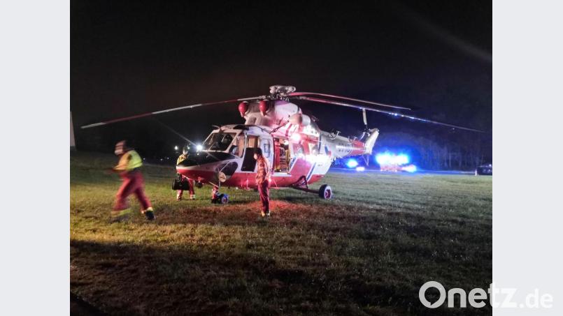 Am Sonntagabend ereignete sich in Ulrichsgrün bei Waldmünchen (Kreis Cham) ein tragischer Unfall: Als Fußgänger wurde eine junge Familie von einem Autofahrer erfasst. Der Vater starb noch am Unfallort. Ein Rettungshubschrauber aus Pilsen war im Einsatz. Bild: Benjamin Schlegl