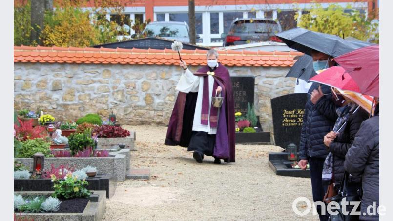 Pfarrer Werner Sulzer segnet die Gräber auf dem Schmidmühlener Friedhof. Bild: bjo