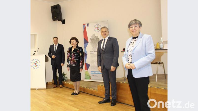 Wechsel an der Spitze der Euregio Egrensis (von links): der neue Vorsitzende Landrat Peter Berek, seine Vorgängerin Birgit Seelbinder, der neue stellvertretende Präsident Roland Grillmeier und Regierungspräsidentin Heidrun Piwernetz. Bild: fphs