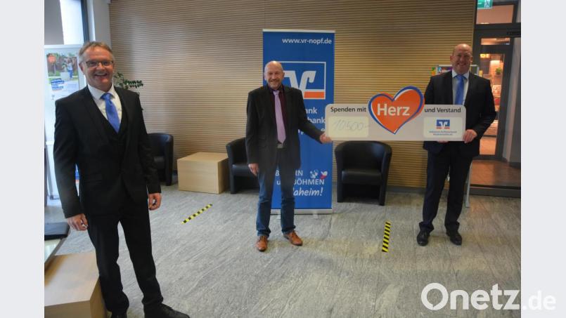 Stellvertretender Regionalmarktleiter Harald Zottmeier (links) und Geschäftsstellenleiter Dieter Ernstberger (rechts) überreichten stellvertretend für die 22 Mitterteicher Vereine und Einrichtungen einen Scheck in Höhe von 10.500 Euro an Stadtverbandsvorsitzenden Peter Haibach. Bild: jr