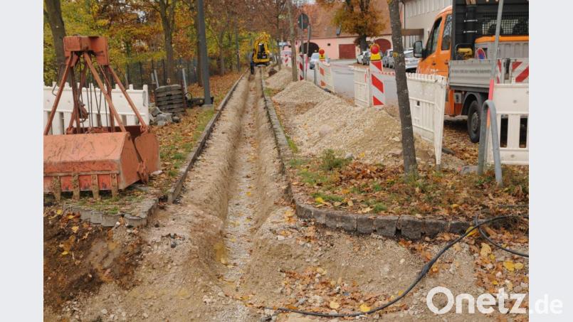 In der Bahnhofstraße verläuft zwischen Gleis und Fahrbahn jetzt die neue Trasse für die Stromleitung. Bild: Joachim Gebhardt