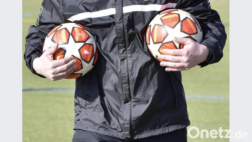 Die Fußbälle können für die nächsten Monate verstaut werden. Der Bayerische Fußballverband hat mit sofortiger Wirkung die Winterpause verkündet. Bild: Hubert Ziegler