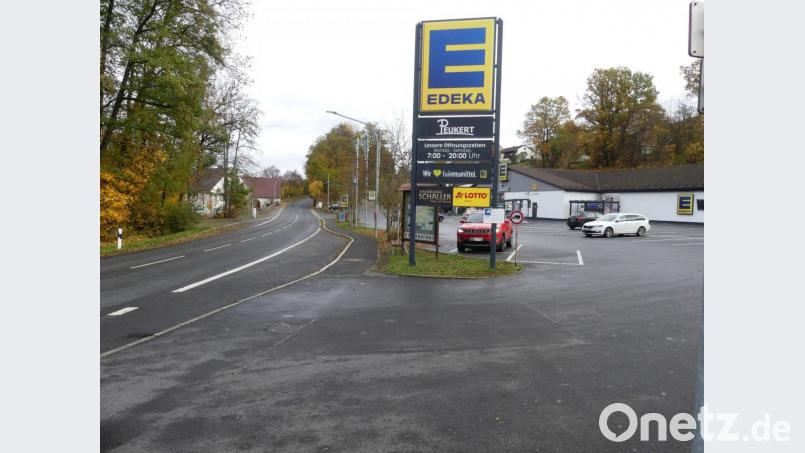Mancher Fußgänger hat's nicht leicht, die NEW 1 vom Fußweg aus Richtung Stadt aus zu queren. Mehrfach wird deshalb ein Fußgängerüberweg (Zebrastreifen) vom Fußweg aus Richtung Stadt (links) zum Edekamarkt gewünscht. Da dieser Bereich weit vor dem Ortsschild liegt, hatte ein Markierungsstreifen bisher keinen Erfolg. Bild: rn