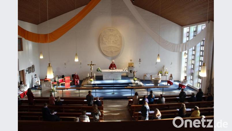 Weit verteilt saßen die Firmlinge in der Kirche in Altfalter, als ihnen Weihbischof Josef Graf die Erneuerung des Glaubensbekenntnisses abnahm. Bild: Pfarrgemeinderat Altfalter/exb