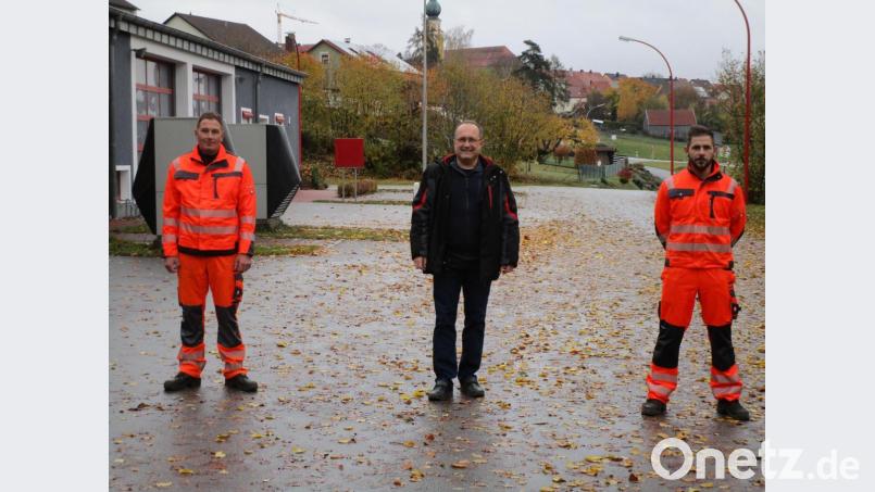 Erster Bürgermeister Ludwig Gürtler (Mitte) begrüßt Jürgen Schönberger (links) und Christian Höger im Bauhofteam. Bild: Josef Glas