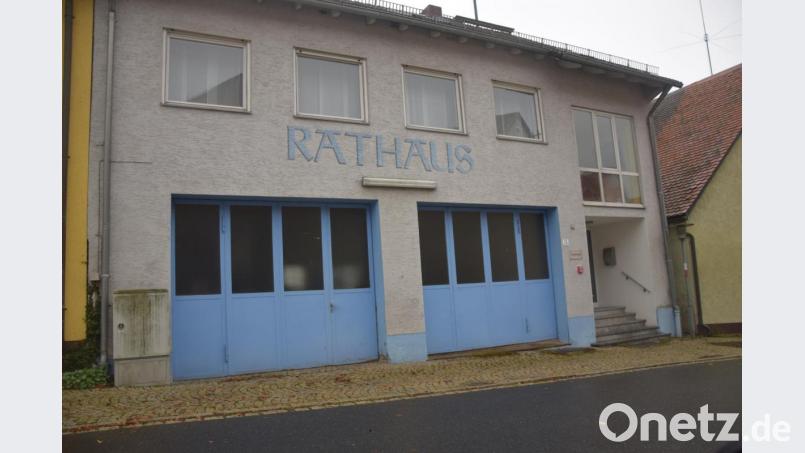 Vormittag geschlossen und Nachmittag zu. Das Rathaus wird wohl nicht mehr öffnen. Bild: fz