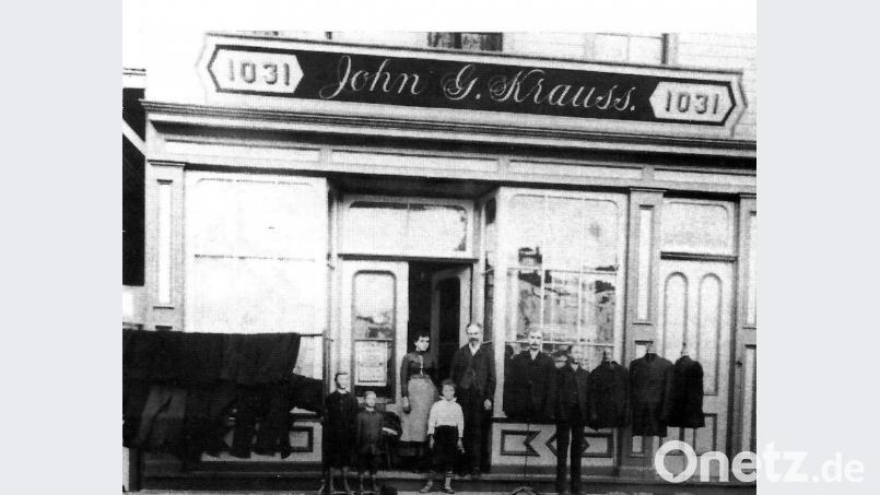 Die Familie von John und Carolina Kraus vor ihrem Schneidergeschäft in Milwaukee: 1890 baute Kraus das Geschäft in eine Gaststätte um, die auch Buffalo Bill Cody mehrmals besucht haben soll. Repro: hev