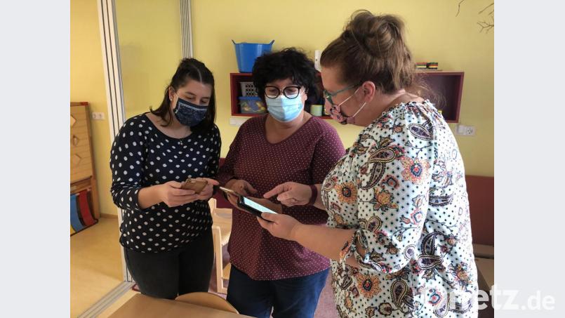 Leitung Regina Schiffmann (Mitte) mit der Erzieherin Annalena Lacher (links) und der Kinderpflegerin Andrea Schneider (rechts) beim Testen der App. Bild: exb