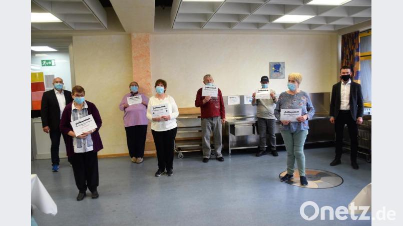 Stellvertretend für die 33 geehrten Mitarbeiter stehen die 6, die seit über 45 Jahren in den Werkstätten des HPZ Dienst tun. Allen voran Monika Völkl (Vierte von links), die von Vorstandsvorsitzendem Christian Stadler (rechts) und Werkstattleiter Josef Albang (links) für 50 Jahre geehrt wurde. Bild: fz