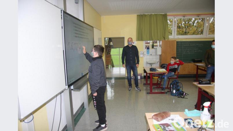 Inzwischen haben sich alle mit den neuen Lernmitteln vertraut gemacht. Anhand von Rechenbeispielen erklärte ein Schüler die Arbeitsmöglichkeiten ohne Kreide und Schwamm. Bild: wro