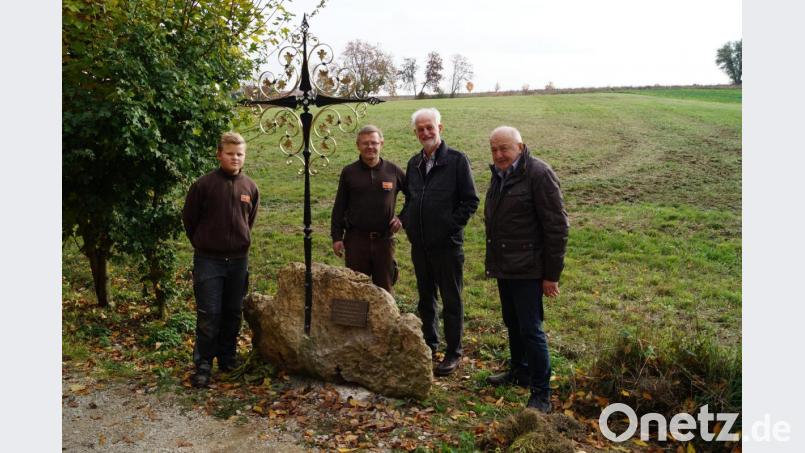 Um das neue Feldkreuz in Hohenkemnath reihen sich Gerald Blödt (Zweiter von links) mit Sohn, Wolfgang Dandorfer und Winfried Wenkmann. Bild: snn