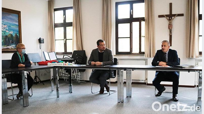 Informationsrunde (von links) mit Frau Dr. Jennifer Scheffler von der Koordinierungs- u. Fachstelle für Demokratie leben!, MdB Uli Grötsch und Landrat Roland Grillmeier. Bild: Stefan Malzer, Landratsamt Tirschenreuth/exb