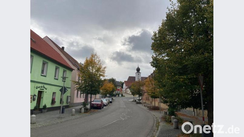 Einen Fußgängerüberweg am Marktplatz in Schlicht beantragt die Fraktion Freie Wähler-Arbeitnehmer-Eigenheimer, um eine Gefahrenstelle auf der stark frequentierten Straße zu entschärfen. Bild: Stefanie Gradl