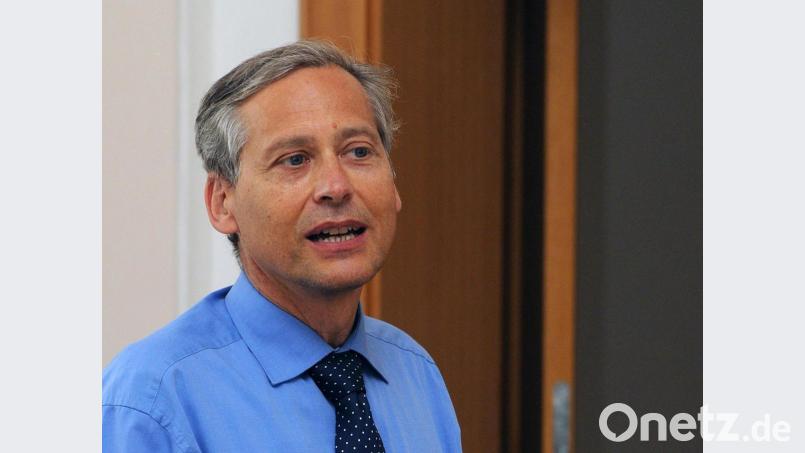 Dr. Roland Brey, der Leiter des Gesundheitsamtes Amberg, ordnet die Statistik zu den Corona-Fällen in den einzelnen Gemeinden ein. Archivbild: Stephan Huber