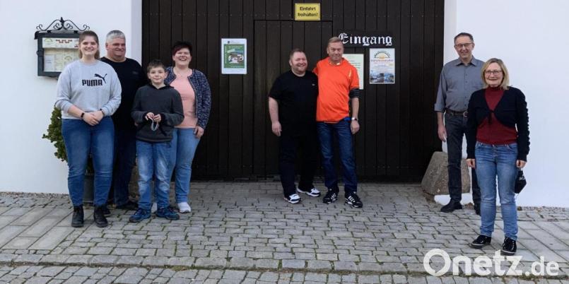 Die Gastgeber Selina, Josef, Lukas und Nicole Rustler zusammen mit den treuen Gästen Henry Schubert und Jürgen Röhling sowie Alfons Schnurrer und Ursula Stingl. Bild: Ursula Stingl, Gäste-Information Bad Neualbenreuth/exb