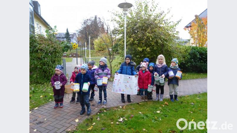 Die Mädchen und Buben des Kinderhauses „Mutter vom guten Rat“ machten sich kürzlich auf zum Theresianum, um selbst gebastelte Laternen an die Leitung des Seniorenzentrums zu übergeben. Bild: jr