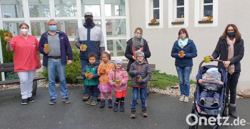 Kinder der BRK-Kita Sorghof bringen selbstgebastelte Windlichter ins BRK-Seniorenheim Vilseck. Bild: rha