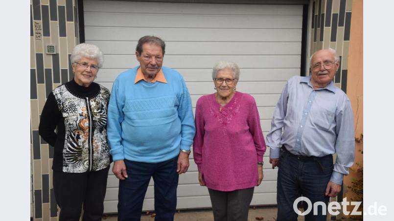 Gnadenhochzeit feiern Resi und Hubert Pelz (Zweite und Dritter von rechts) im Elternhaus bei Resis Bruder Otto und Schwester Hilde. Bild: fz