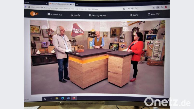 Aufmerksam hörten sich Gudrun Brill und Moderator Horst Lichter die Expertise von Antiquitätenfachmann Albert Maier von rechts) an. Der Sachverständige erklärte das Bronzepferd für äußerst wertvoll und sehr selten. . Screenshot: ZDF/Bares für Rares